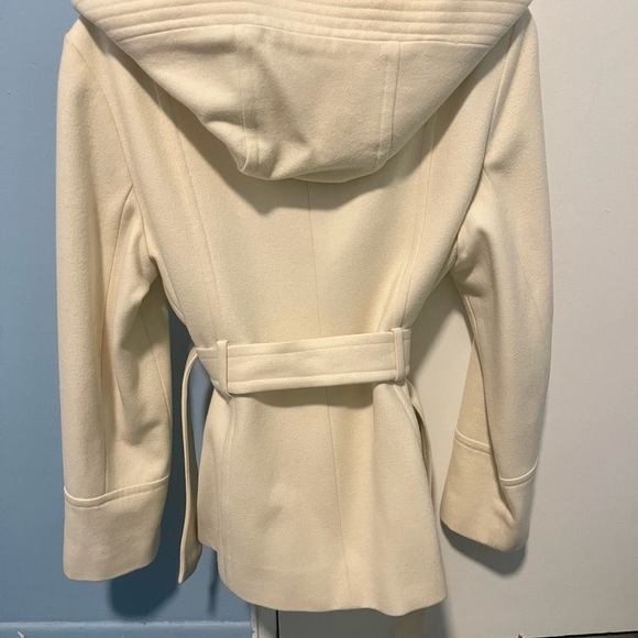 Preloved winter white jacket. - Picture 3 of 5